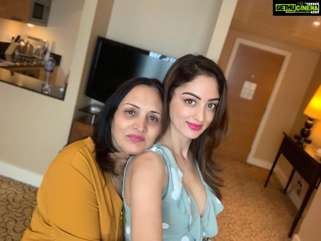 Sandeepa Dhar Instagram - Mother’s, They always have your back no matter what. Mine has got my back Literally & figuratively 😁❤️ we don’t need a day to celebrate mom’s bcoz every day is their day, we exist coz of them . Aur Maa sab jaanti hai ! ❤️❤️ #happymothersday #mine Swipe right to c how we used to cling on to her no matter where we were, and we continue to do so. 😁