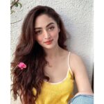 Sandeepa Dhar Instagram – I want daisies in my hair, peace in my soul & Love in my heart 🍀
#quarantinediaries #sunshinestateofmind #messyhairdontcare