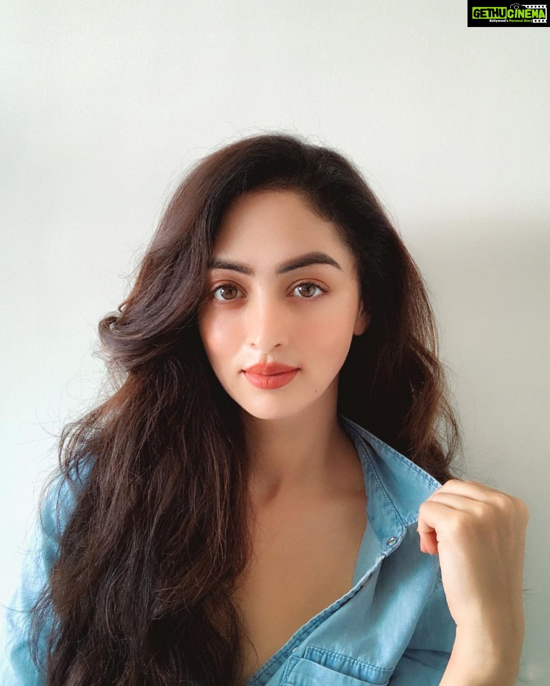 Sandeepa Dhar Instagram - But 1st, let me take 40 selfies until I find the  one that actually works. 🤳🏼😎✌🏻 #quarantinelife #messyhairdontcare  #selfiegamestrong - Gethu Cinema