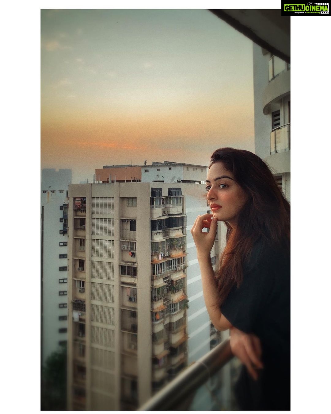 Sandeepa Dhar Instagram - Sometimes I forget that we are all living between the lines of life - between the aches & the joys, between what is happy & what is sad within us. Sometimes I forget that I am not alone in that, for no one lives in extreme- in perpetual bliss or perpetual sorrow. We are all playing with darkness & light , we are all trying to find our harmony. #stayhome #staysafe #dusk #musings