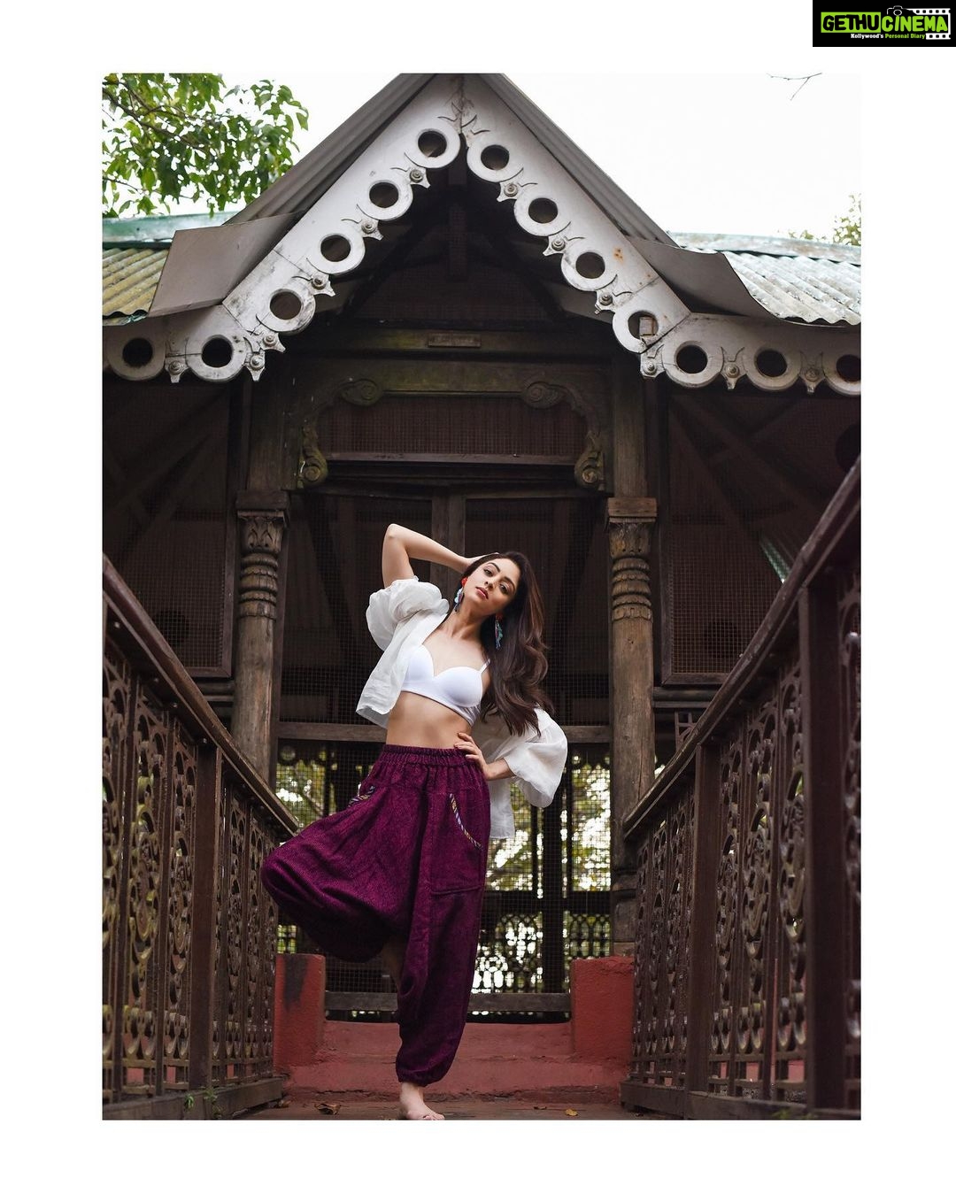 Sandeepa Dhar Instagram - Diamonds were once a girls best friend And then Yoga pants happened. ✨🐣 ————————————————— 📸 @shazzalamphotography Styling : @shru_birla