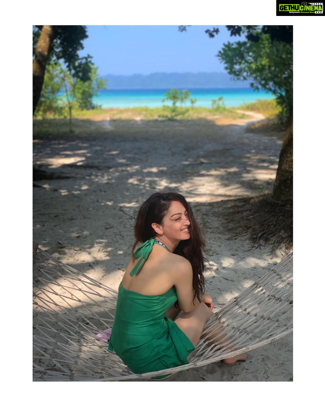Sandeepa Dhar Instagram - Dive days, Sandy beaches, lazy vibes, blue skies & great company ! 🐠❤️#cantgetbetterthanthis Havelock Island