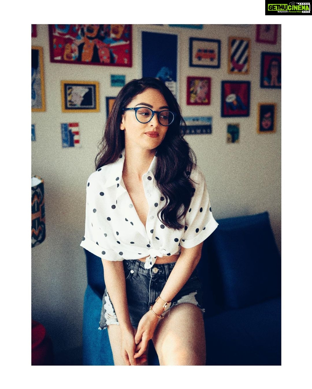 Sandeepa Dhar Instagram - Every snack you make , Every meal you bake Every bite you take , I’ll be watching you. 🍦🍨🧁 —————————————— 📸 @kewalchholak