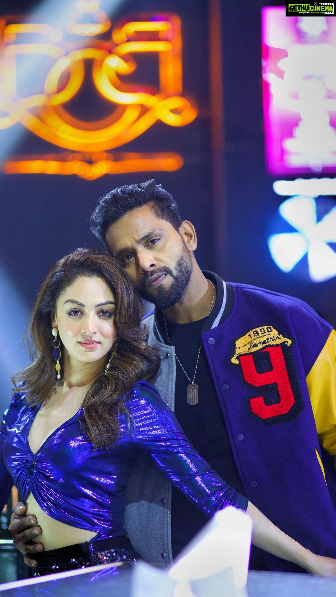 Sandeepa Dhar Instagram - Yeh Kaali Kaali aankhein ππ πΆ πΊπ» ππΌ π 90βs Bollywood magic πͺ with @iamsandeepadhar Let us know how did you guys find this version of Kaali Kaali ππ . . . . Directed by - Me ππΌββοΈ & @ritesh_the_kings π₯ - @rajiv_kingsunited @ritesh_the_kings Assist Team πΊπ» ππΌ - @tanyabhushan @swapnil_thekings @rajadas_thekings @aryan_kings_united Make up - @ruchimua . . ππΌ @iamsandeepadhar MUAH: @mukashu.mua Styling: @shru_birla @thesoiree_official Location @bombaycocktailbar . . . . . . . #Dancecover #sureshmukund #sandeepadhar #Thekings #Kingsunited #dancevideo #yehkaalikaaliankhein #Srk #kajol #baazigar #bollywood #love #bollywooddance #bollywoodmusic #Trending