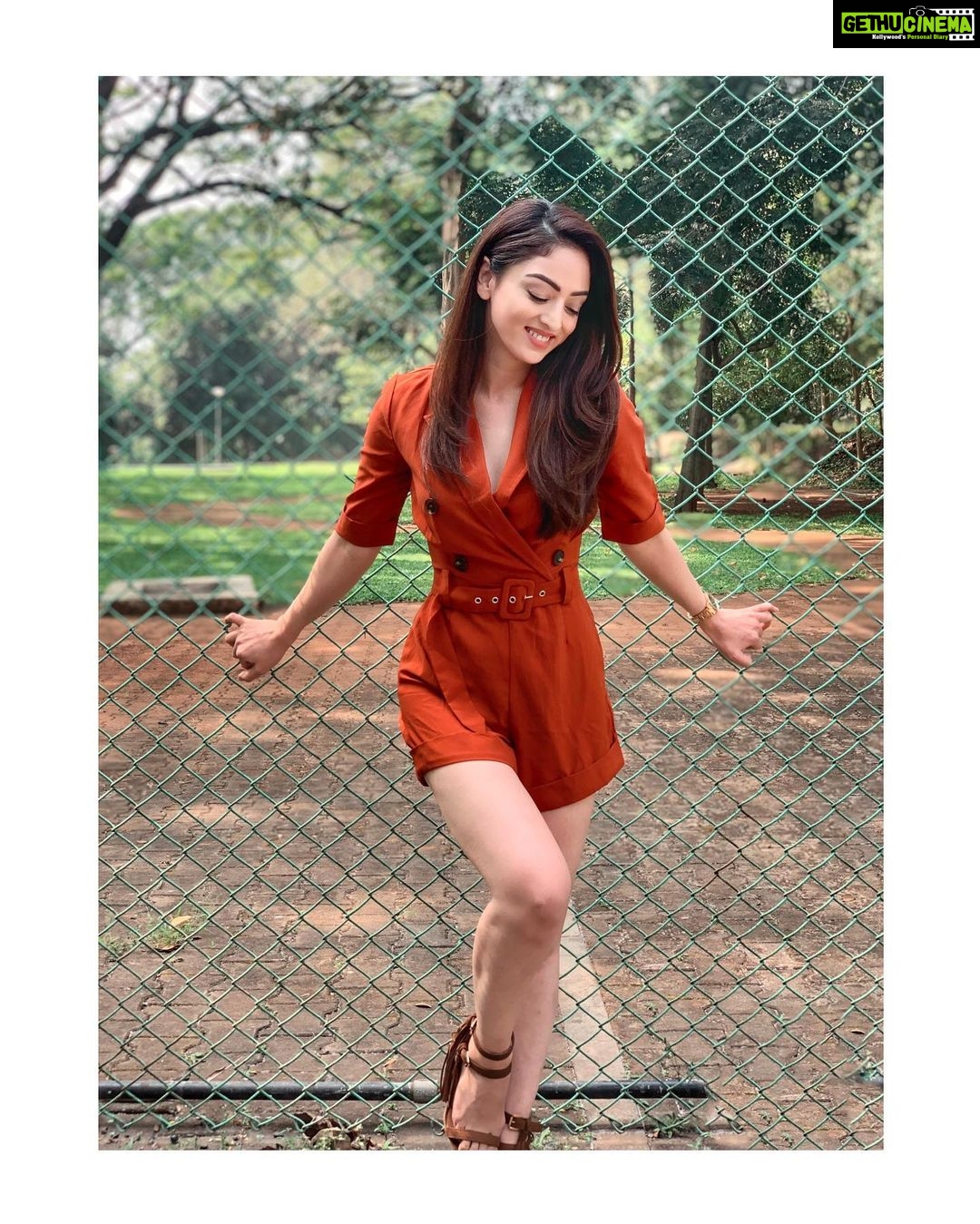 Sandeepa Dhar Instagram - Jumpsuits are all pretty & stylish till you have to go to the bathroom. 😐😬 #RustIsTheNewBlack #realproblems #FashionNeedsToBePractical #collegefest #iitbombay #moodindigo #nostalgia #campus Mood Indigo, IIT Bombay