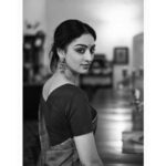 Sandeepa Dhar Instagram - हम अल्फ़ाज़ों को ढूँढते रह गये और वो आँखों से गज़ल कह गये । —————————————- 📸 @shazzalamphotography Jewelry @sangeetaboochra @aquamarine_jewellery Styled by @shru_birla @tejalyadav318