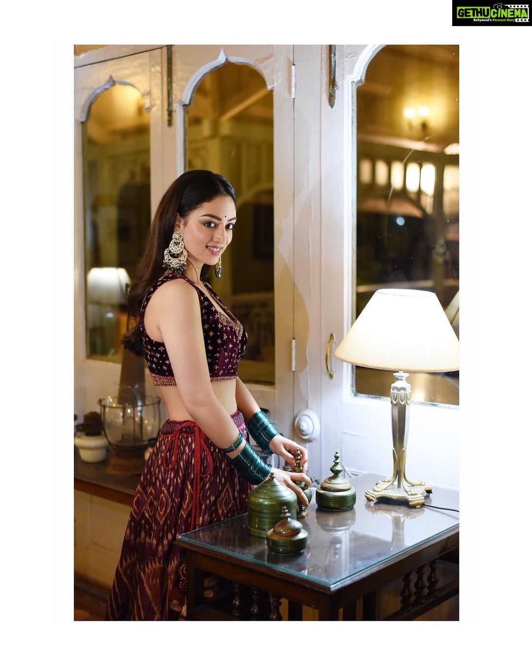 Sandeepa Dhar Instagram - I am nicer when I like my outfit 🧚🏻♀️ 📸 @shazzalamphotography Outfit @ri_ritukumar Jewelry @aquamarine_jewellery Styled by @shru_birla @tejalyadav318