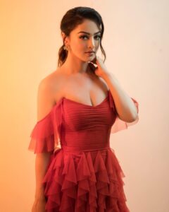 Sandeepa Dhar Instagram - Playing dress up ❤️ #midday #awards 
Swipe —> 1, 2,3 or 4 ? 

 @ambikalal @shru_birla @mukashu.mua @navneet_photography @hair.by.pratiksha 
 @echoaccessories_