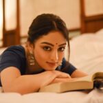Sandeepa Dhar Instagram - किताबें झांकती हैं बंद अलमारी के शीशों से  बड़ी हसरत से तकती हैं महीनों अब मुलाकातें नहीं होती  जो शामें इनकी सोहबतों में कटा करती थीं, अब अक्सर  गुज़र जाती हैं 'कम्प्यूटर' के पर्दों पर  बड़ी बेचैन रहती हैं किताबें... इन्हें अब नींद में चलने की आदत हो गई हैं, बड़ी हसरत से तकती हैं, जो क़दरें वो सुनाती थीं. कि जिनके 'सैल'कभी मरते नहीं थे  वो क़दरें अब नज़र आती नहीं घर में जो रिश्ते वो सुनती थीं वह सारे उधरे-उधरे हैं कोई सफ़्हा पलटता हूँ तो इक सिसकी निकलती है कई लफ्ज़ों के माने गिर पड़ते हैं बिना पत्तों के सूखे टुंडे लगते हैं वो सब अल्फाज़  जिन पर अब कोई माने नहीं उगते  बहुत सी इसतलाहें हैं जो मिट्टी के सिकूरों की तरह बिखरी पड़ी हैं गिलासों ने उन्हें मतरूक कर डाला ज़ुबान पर ज़ायका आता था जो सफ़हे पलटने का  अब ऊँगली 'क्लिक'करने से अब  झपकी गुज़रती है  बहुत कुछ तह-ब-तह खुलता चला जाता है परदे पर  किताबों से जो ज़ाती राब्ता था,कट गया है  कभी सीने पे रख के लेट जाते थे  कभी गोदी में लेते थे, कभी घुटनों को अपने रिहल की सुरत बना कर  नीम सज़दे में पढ़ा करते थे,छूते थे जबीं से वो सारा इल्म तो मिलता रहेगा बाद में भी मगर वो जो किताबों में मिला करते थे सूखे फूल  और महके हुए रुक्के  किताबें मांगने,गिरने,उठाने के बहाने रिश्ते बनते थे  उनका क्या होगा ? वो शायद अब नहीं होंगे ! - गुलज़ार साहब ———————— 📸 @shazzalamphotography Jewelry @sangeetaboochra @aquamarine_jewellery Styled by @shru_birla @tejalyadav318