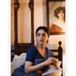 Sandeepa Dhar Instagram - पतझड़ हैं कुछ, हैं ना ... पतझड़ में कुछ पत्तों के गिरने की आहट कानों में एक बार पहन के लौटाई थी पतझड़ की वो शांख अभी तक काँप रही हैं वो शांख गिरा दो, मेरा वो सामान लौटा दो —-- गुलज़ार साहब ———- 📸 @shazzalamphotography Jewelry @sangeetaboochra available @aquamarine_jewellery Styled by @shru_birla @tejalyadav318