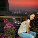 Sandeepa Dhar Instagram - Forever that girl that gets excited when the sky is in pretty colours . ✨🌺 #sunsetlover #theview #dusk #breathtaking #theskywastooprettynottoshoot