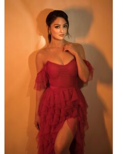 Sandeepa Dhar Instagram - Playing dress up ❤️ #midday #awards 
Swipe —> 1, 2,3 or 4 ? 

 @ambikalal @shru_birla @mukashu.mua @navneet_photography @hair.by.pratiksha 
 @echoaccessories_