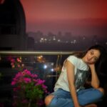 Sandeepa Dhar Instagram - Forever that girl that gets excited when the sky is in pretty colours . ✨🌺 #sunsetlover #theview #dusk #breathtaking #theskywastooprettynottoshoot