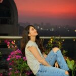 Sandeepa Dhar Instagram - Forever that girl that gets excited when the sky is in pretty colours . ✨🌺 #sunsetlover #theview #dusk #breathtaking #theskywastooprettynottoshoot