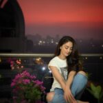 Sandeepa Dhar Instagram - Forever that girl that gets excited when the sky is in pretty colours . ✨🌺 #sunsetlover #theview #dusk #breathtaking #theskywastooprettynottoshoot