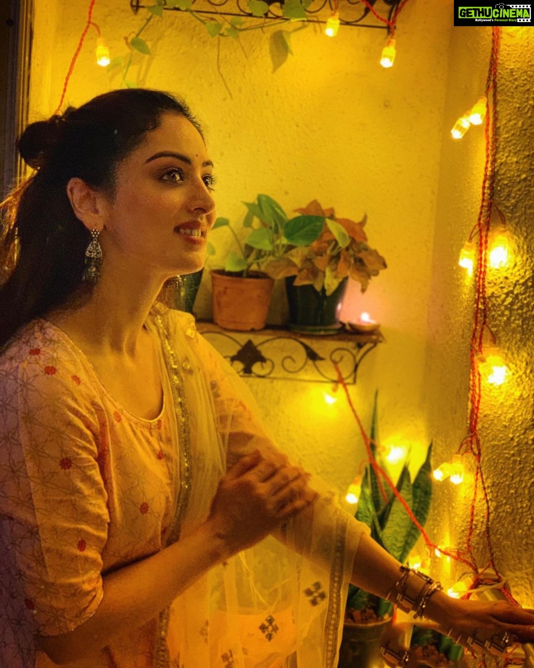 Sandeepa Dhar Instagram - What’s beautiful about you has nothing to do with anything external ✨💫 #BeTheLight #LiveALittle