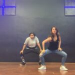Sandeepa Dhar Instagram – 🚨 #UnnecessaryInfo #ThisIsHowIMarkSteps STAGE 1 of picking up choreo:  Someone(in this particular case, it’s Simran) needs to shoutout the steps 😁🤦🏻‍♀️ #rehearsal #behindthescenes #melvinlouis #choreography