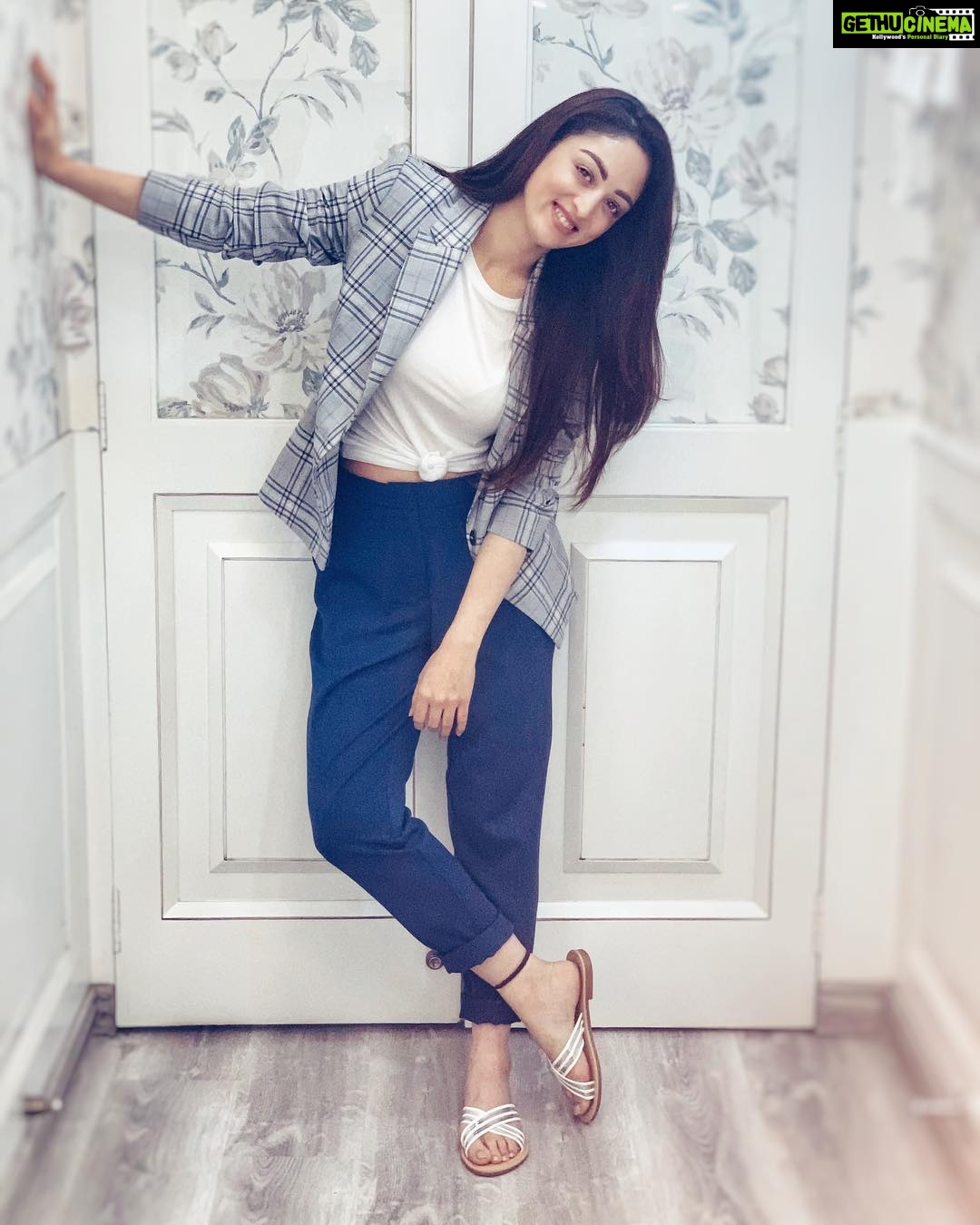 Sandeepa Dhar Instagram - Never regret anything that made you smile. Life is better when you are laughing. ✨ #vanitydiaries #notsoblue #postpackupshot