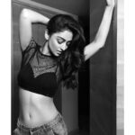 Sandeepa Dhar Instagram - 🖤✨ 📸 @shazzalamphotography 💄 @aabhapusalkar 🧥 @shru_birla