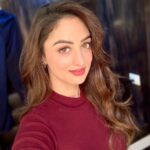 Sandeepa Dhar Instagram - Cold night Large sweater Hot cocoa Good book Soft socks And a box of chocolates #winterready #myfavseason #lazyvibe
