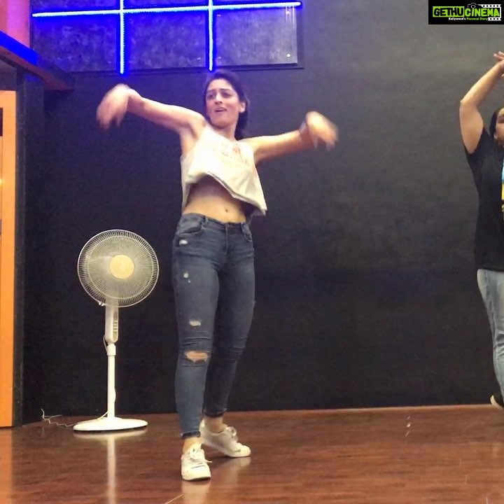 Sandeepa Dhar Instagram - #bts When Exhaustion got the better of me! 🤦🏻♀️🤯 Picking up this piece of choreography by @melvinlouis after 14 hours of shoot fried my brain but it’s all about pushing yourself day after day to make it all happen! Nothing comes easy! That grind is precious,keep Hustling! #rehearsal #dance #longhours #tirednights #thehustleisreal