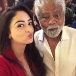 Sandeepa Dhar Instagram - Our Pouting game might be an epic fail but being in the same frame as him is 💃🏻✨😁 An actor par excellence, have been lucky enough to work with him in a film. have learnt so much from him @imsanjaimishra u r fabbb! ❤️❤️🤗 Swipe right to c how he went from a pouter to a serial killer in a second 🤣🤦🏻‍♀️