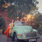 Sandeepa Dhar Instagram - Zooming into the new year be like... #vintage #vibe #winter #freezingcold Narender Bhavan, Bikaner