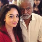 Sandeepa Dhar Instagram - Our Pouting game might be an epic fail but being in the same frame as him is 💃🏻✨😁 An actor par excellence, have been lucky enough to work with him in a film. have learnt so much from him @imsanjaimishra u r fabbb! ❤️❤️🤗 Swipe right to c how he went from a pouter to a serial killer in a second 🤣🤦🏻‍♀️