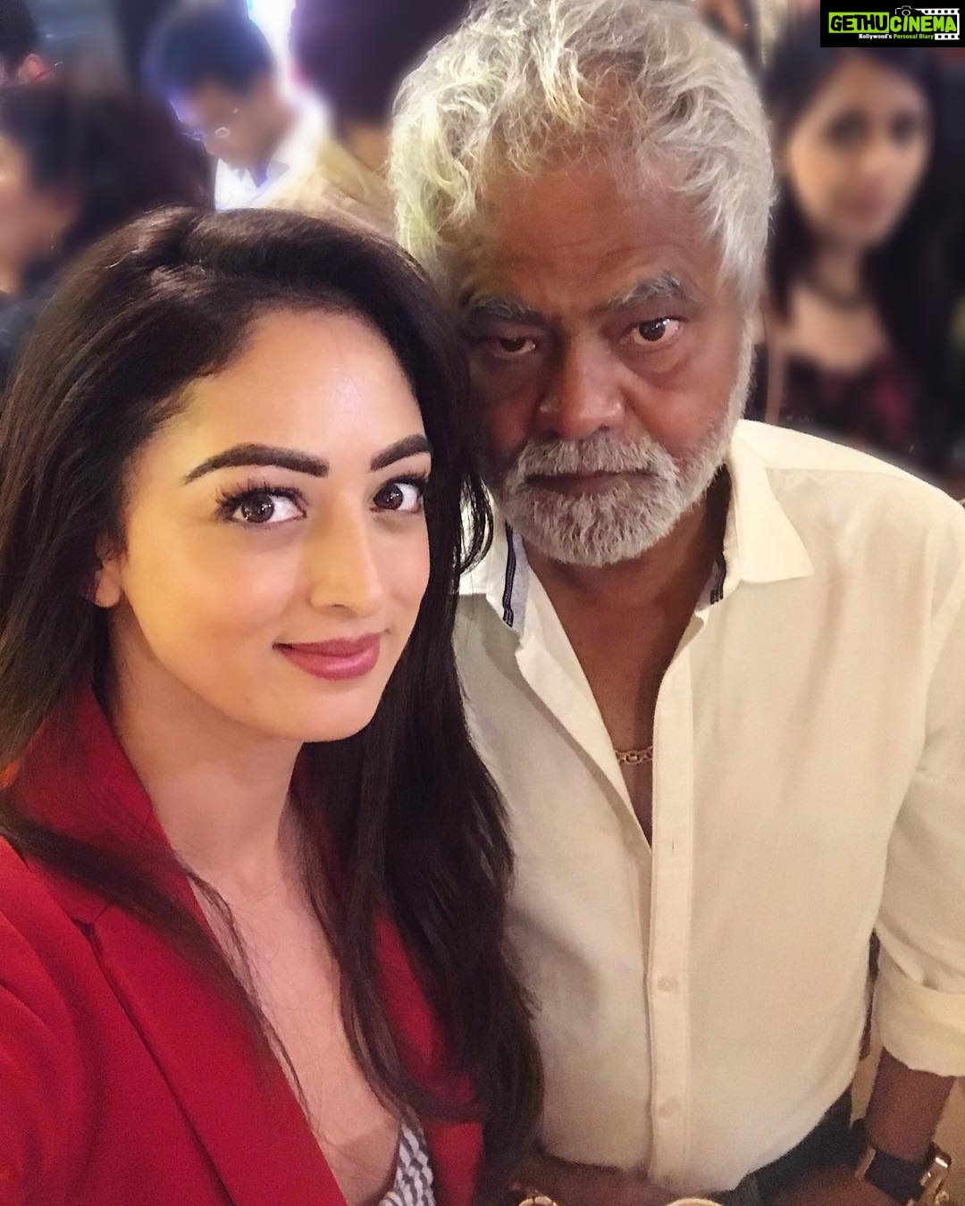 Sandeepa Dhar Instagram - Our Pouting game might be an epic fail but being in the same frame as him is ππ»β¨π An actor par excellence, have been lucky enough to work with him in a film. have learnt so much from him @imsanjaimishra u r fabbb! β€οΈβ€οΈπ€ Swipe right to c how he went from a pouter to a serial killer in a second π€£π€¦π»ββοΈ
