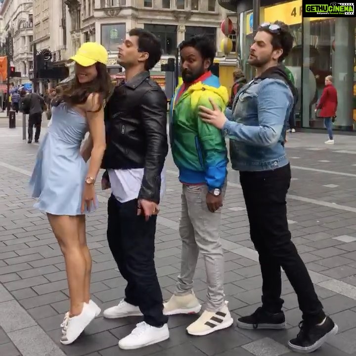 Sandeepa Dhar Instagram - 😀🙃❤️ @neilnitinmukesh @iamksgofficial @ranju.v #firrkie #londondiaries #whiteshoes #areamust #twinning #withtheboys London, United Kingdom