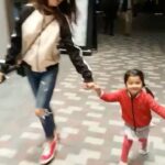 Sandeepa Dhar Instagram - Doe Mastane chale zindagi banane!! 👭❤️ #perfectpartner #ammu&me #sheisthecutest #londondiaries Convent Garden Market