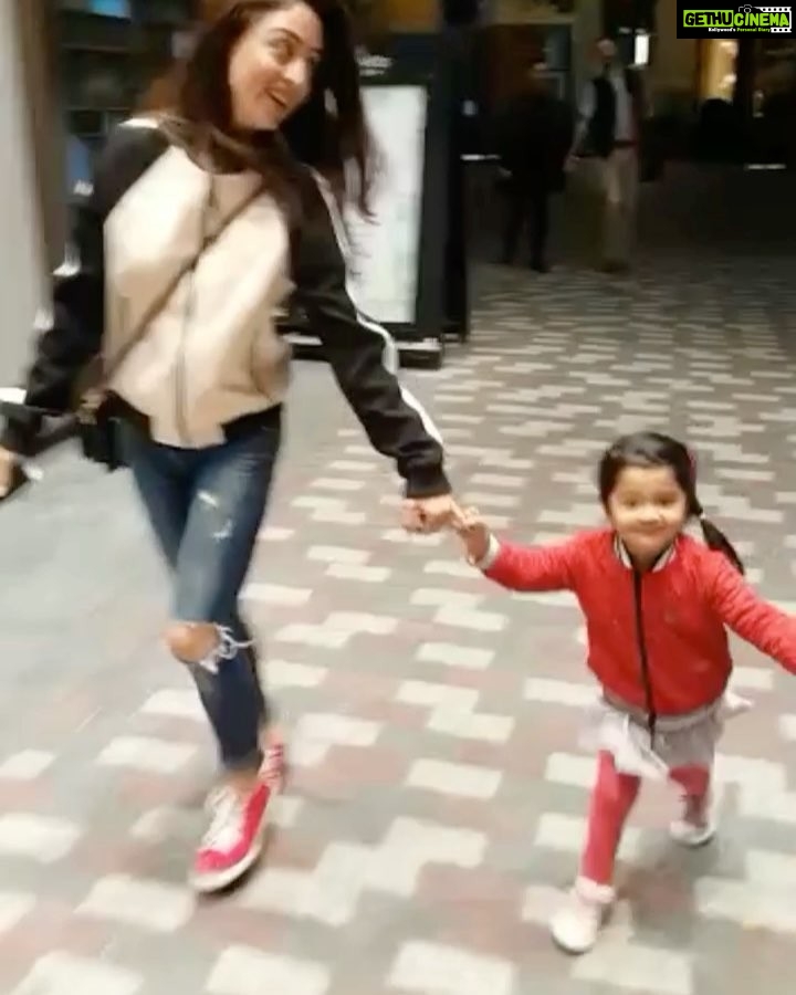 Sandeepa Dhar Instagram - Doe Mastane chale zindagi banane!! 👭❤️ #perfectpartner #ammu&me #sheisthecutest #londondiaries Convent Garden Market