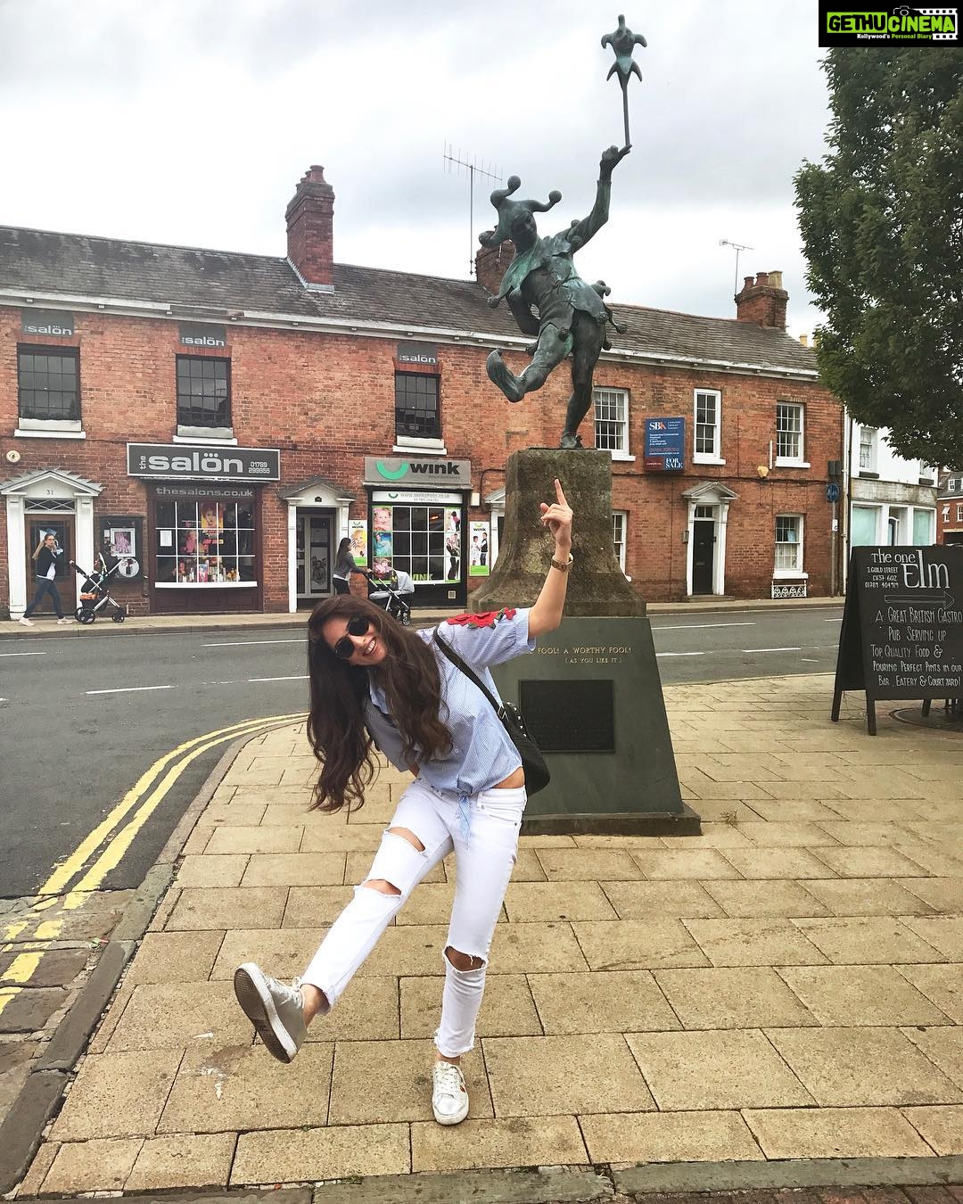Sandeepa Dhar Instagram - Crazy person Shenanigans!!! 🙃🤠🤡 #londondiaries #inthemiddleoftheroad #copyingthestatue #postshow #stratforduponavon Stratford-upon-Avon, Warwickshire