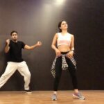 Sandeepa Dhar Instagram - Revisiting the 80's with "Shaan" 😎💃🏻 #remix #dance #janumerijaan #rehersal #melvinlouis #choreography #happiness