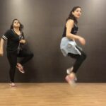 Sandeepa Dhar Instagram - Little did I know that this song would be choreographed like this by the über talented #melvinlouis #maardala 😬🤦🏻‍♀️ #dance #danceon #chadhtijawani #WasInSchoolWhenThisCameOut #stillneedswork #DiedLearningThis