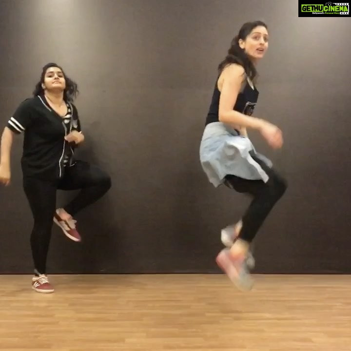 Sandeepa Dhar Instagram - Little did I know that this song would be choreographed like this by the über talented #melvinlouis #maardala 😬🤦🏻♀️ #dance #danceon #chadhtijawani #WasInSchoolWhenThisCameOut #stillneedswork #DiedLearningThis
