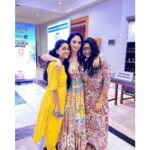 Sandeepa Dhar Instagram - Photo dump from a day well spent with some supremely talented people with whom I have had the privilege of working. Swipe left , ignore the 6th pic 😑 It’s every actor’s dream to work with @imtiazaliofficial & mine came true 💃🏻 Thank you @mukeshchhabracc @mukeshchhabracc for making this happen. 🤗❤️ Thank you @kumararchit & #sajidali for making me a part of the world of Mithu & Teji & being the bestest directors ever. Can’t wait for the world to watch the world you both have so beautifully created. Thank you @nidhisethianair for calling me up on a rainy day in Pondicherry. It will forever remain the most memorable phone call. Thank you @srustij for being the most awesome EP & always infusing positivity whenever we meet. 🤗 Thank u @rajeshshukla18 for being an awesome DOP & making me look pretty without makeup 🙌🏻🤗 Thank you @suveera.swetesh.stylist for making me look like Mithu & I will never forget the nighties 😄 And lastly but most importantly Thank you everyone at @wearewsf @sonylivindia @reliance.entertainment for bringing this story to the world & making me a part of it. DR.ARORA STARTS STREAMING ON SONYLIV FROM 22nd JULY
