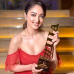 Sandeepa Dhar Instagram - So,This Happened last night! 😁Won the most promising actor on OTT at the midday #iiiawards . Thank you for all the love that everyone has been sending my way for Dr Arora. Mithu is very happy ❤️🤗 Big Thank you to @middayindia & everyone who has been part of my journey so far. Lots more to do 🙌🏻😁❤️ @ambikalal @shru_birla @mukashu.mua @hair.by.pratiksha @echoaccessories_