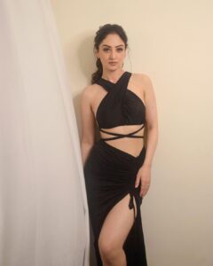 Sandeepa Dhar Instagram - Clearly, I couldn’t pick just 1 photo to post from this day 😑
Swipe left, besties 👯‍♀️ 

@shazzalamphotography @makeupbyanighajain @daksh_hairguru @shru_birla @binge.fam
