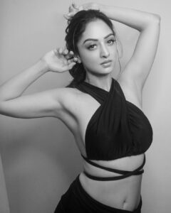 Sandeepa Dhar Instagram - Clearly, I couldn’t pick just 1 photo to post from this day 😑
Swipe left, besties 👯‍♀️ 

@shazzalamphotography @makeupbyanighajain @daksh_hairguru @shru_birla @binge.fam