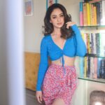 Sandeepa Dhar Instagram - A “glow”- getter ☀️ 🦋 Swipe ————> @shazzalamphotography @makeupbyanighajain @daksh_hairguru @shru_birla