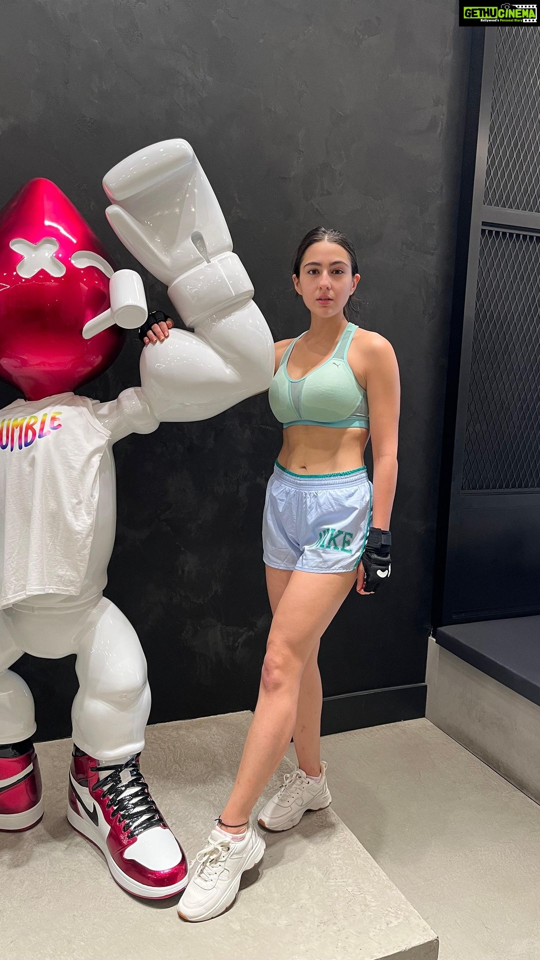 Sara Ali Khan Instagram - My favourite things in my favourite city 🗽💕🏋️♀️🌙🌅☕️🥯🍫