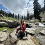 Sara Ali Khan Instagram - Kashmir Ki Kali 🌺 Is back to your Gali 🔆🌙 Now trekking par Main Chali 🏔 Pahalgam