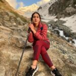Sara Ali Khan Instagram - Kashmir Ki Kali 🌺 Is back to your Gali 🔆🌙 Now trekking par Main Chali 🏔 Pahalgam