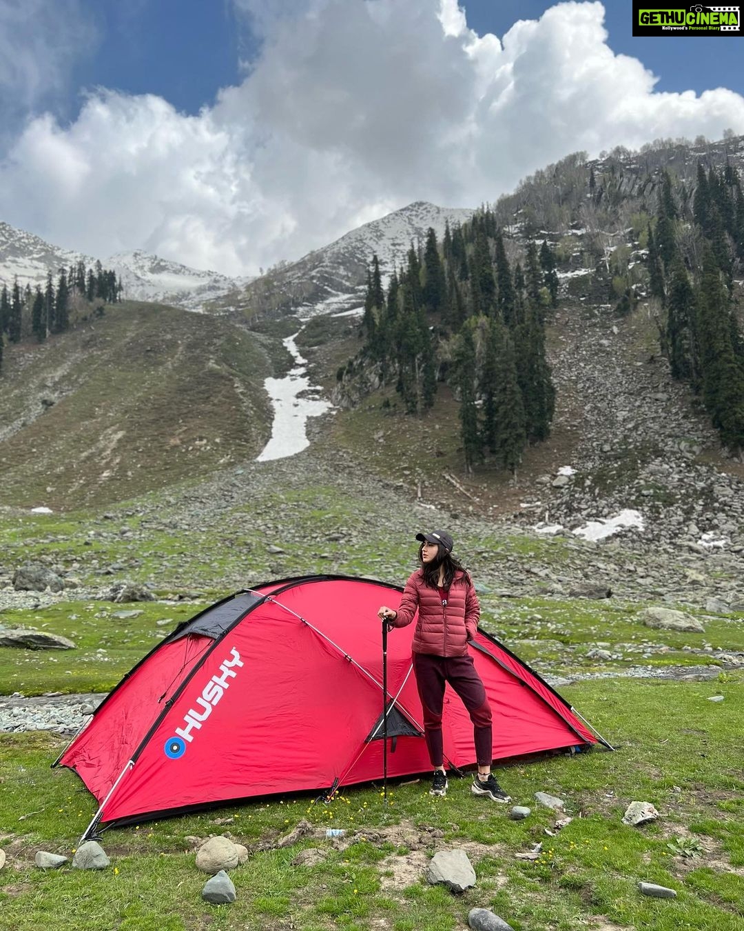 Sara Ali Khan Instagram - Kashmir Ki Kali 🌺 Is back to your Gali 🔆🌙 Now trekking par Main Chali 🏔 Pahalgam