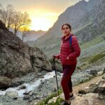 Sara Ali Khan Instagram - Kashmir Ki Kali 🌺 Is back to your Gali 🔆🌙 Now trekking par Main Chali 🏔 Pahalgam