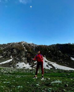 Sara Ali Khan Instagram - Kashmir Ki Kali 🌺 Is back to your Gali 🔆🌙 Now trekking par Main Chali 🏔 Pahalgam