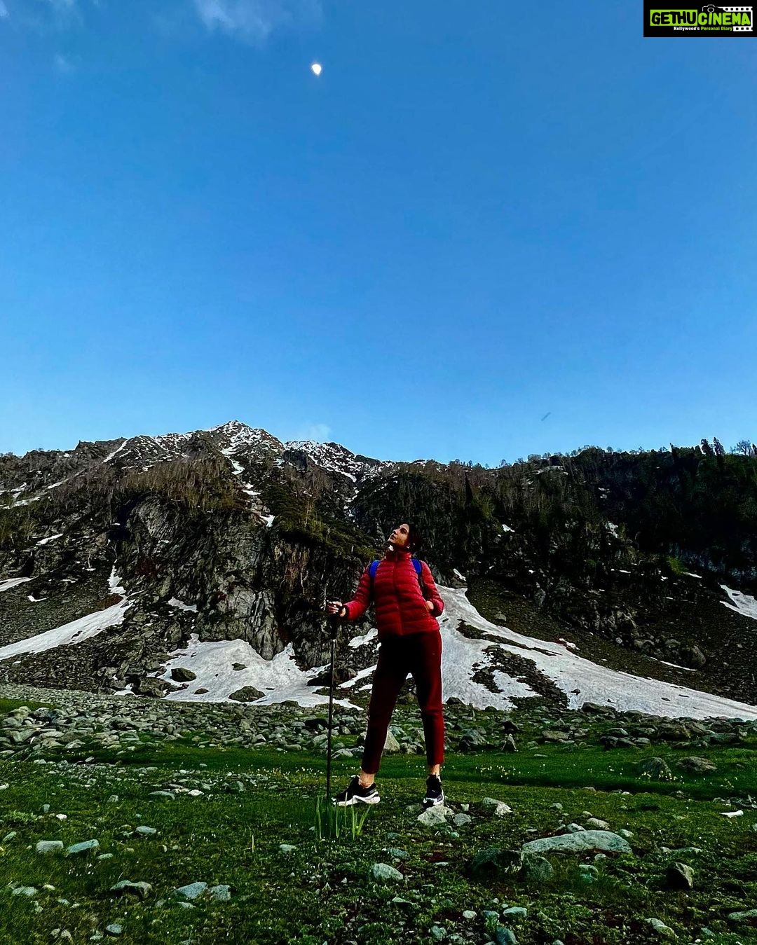 Sara Ali Khan Instagram - Kashmir Ki Kali 🌺 Is back to your Gali 🔆🌙 Now trekking par Main Chali 🏔 Pahalgam