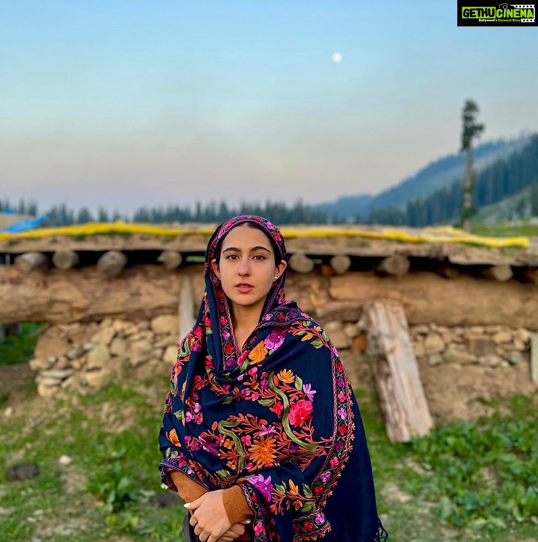 Sara Ali Khan Instagram - Eid al-Adha Mubarak 🌝🤲 Kashmir, The Heaven
