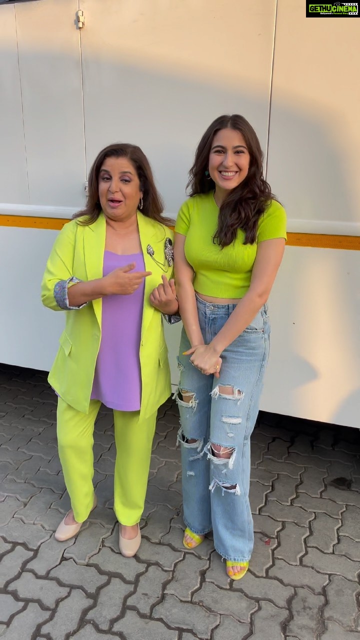 Sara Ali Khan Instagram - Miss Green ๐ With the Dancing Queen ๐ธ Weโre matching, weโre Rangeen ๐ Yeh shots ke between ๐ฅ Itโs time to be fun and Haseen ๐